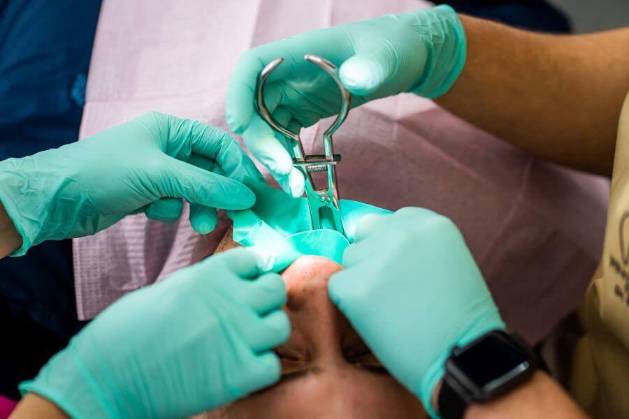 Chirurgie orala implant dentar Cluj stomatologie